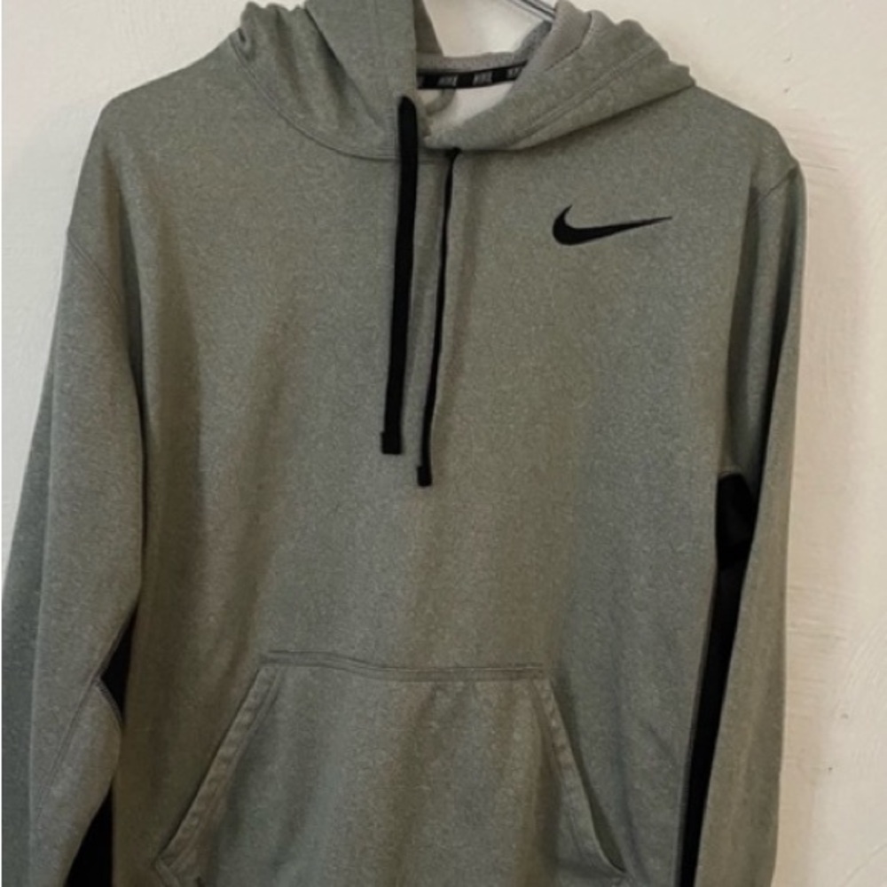 Nike Gray Hoodie with Black Accents Mens Size Medium Therma Fit Drawstring